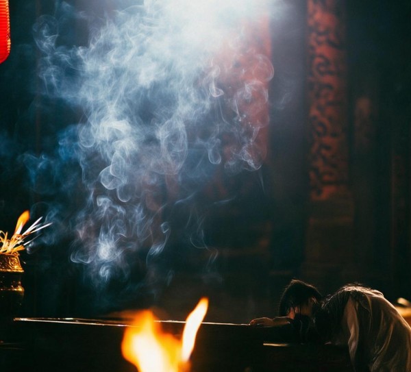 香火中的心灵洗礼，庙宇烧香的美好瞬间,香火中的心灵洗礼，庙宇烧香的美好瞬间,香火洗礼,庙宇燃香,第1张